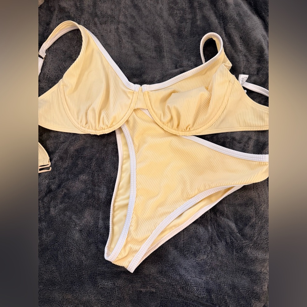 Hollister Yellow and White Bikini Set • top LARGE, bottoms MEDIUM ~ curve line
